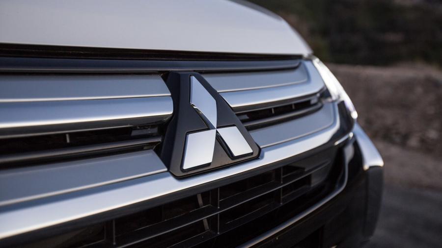 Логотип Mitsubishi Outlander GT 2016 года  (фото 45 из 56)